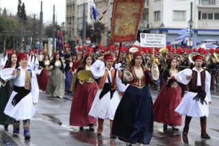 Μαθητική παρέλαση για την 25η Μαρτίου: Τσολιάδες στο κέντρο της Αθήνας [εικόνες - βίντεο]